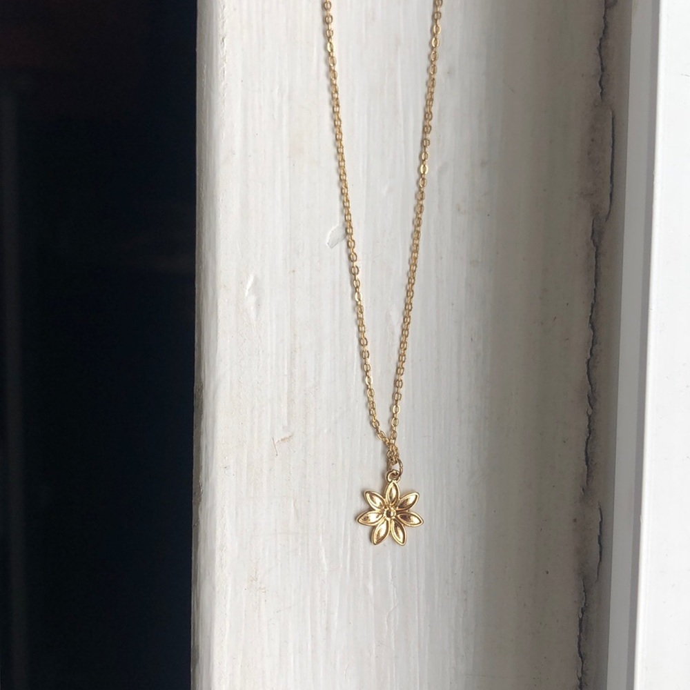 a really cute flower necklace!